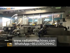 एक रेडिएटर प्लास्टिक टैंक क्रिमपिंग मशीन का परीक्षण किया जा रहा है